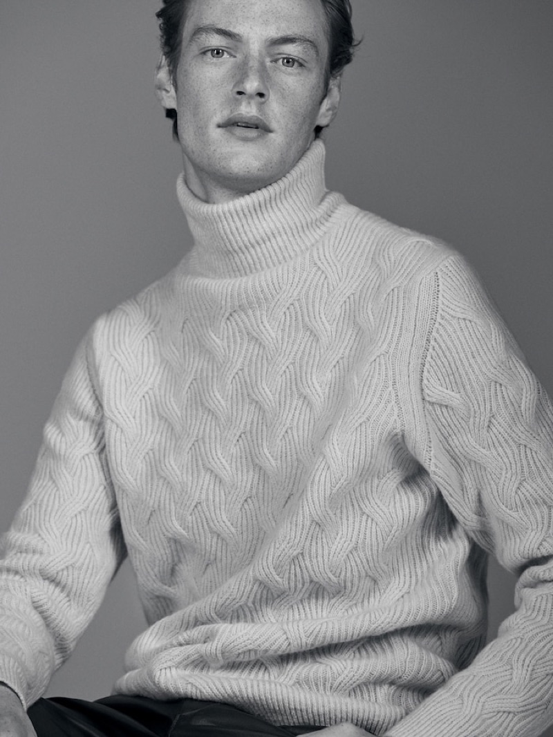 Roberto Sipos dons a chic turtleneck sweater from Massimo Dutti's fall-winter 2019 runway collection.