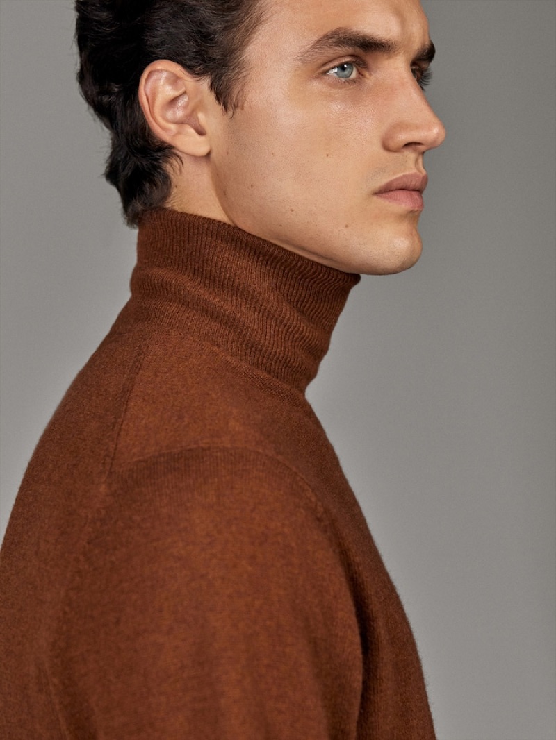 Delivering a side profile, Federico Novello dons a turtleneck sweater from Massimo Dutti's fall-winter 2019 runway collection.