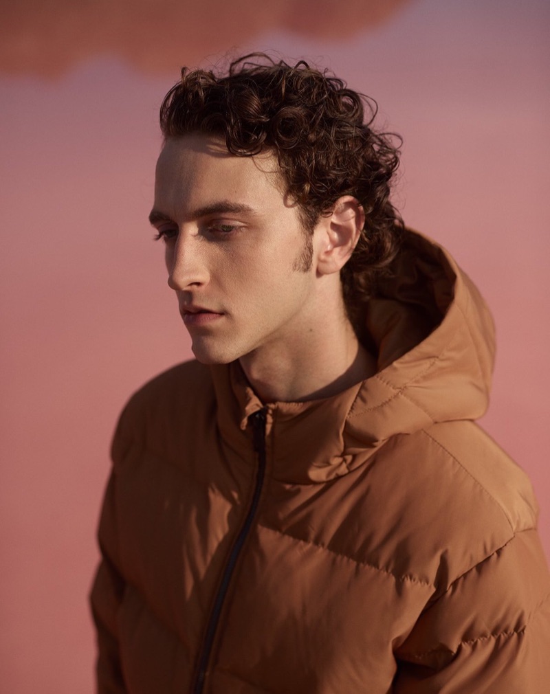 Sporting a puffer jacket, Niels Trispel showcases highlights from Reserved's fall-winter 2019 Premium collection.
