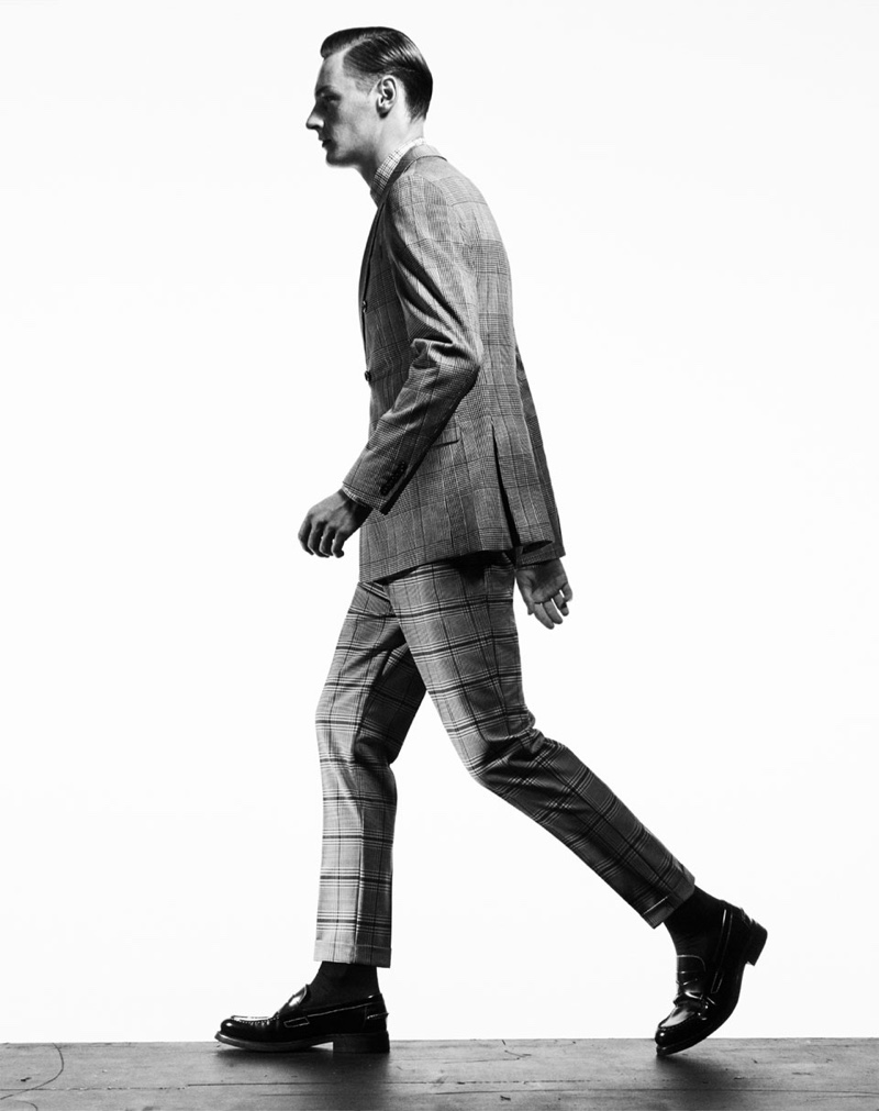 Donning a grey suit, Roberto Sipos wears Zara.