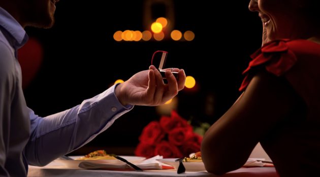 2019 Diamond Engagement Rings: How to Choose the Perfect Ring Dinner Wedding Proposal