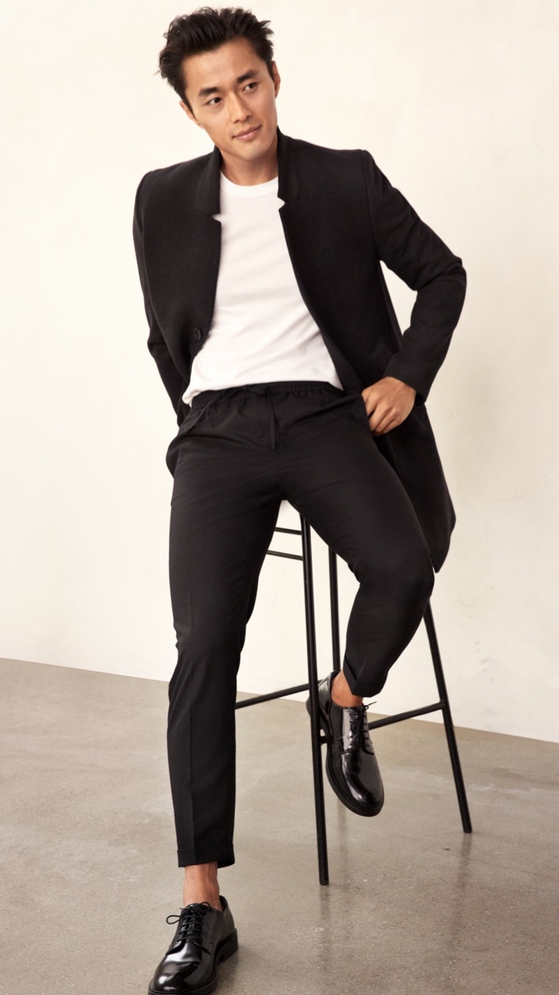 Sitting for a photo, Zhao Lei wears H&M drawstring trousers with a blazer and white t-shirt.