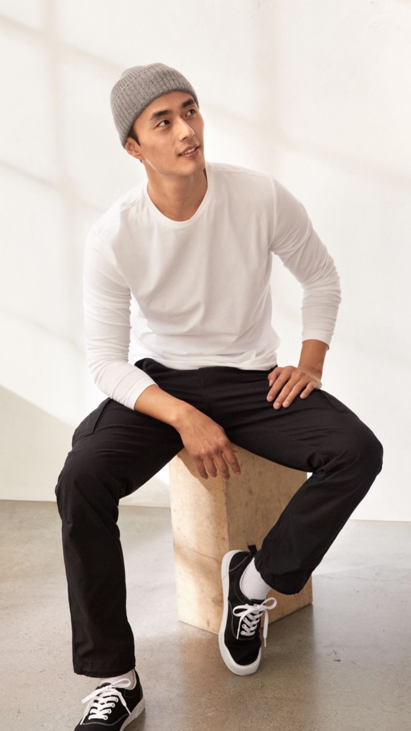 Sporting casual style, Zhao Lei wears cargo pants with a long-sleeve tee from H&M.