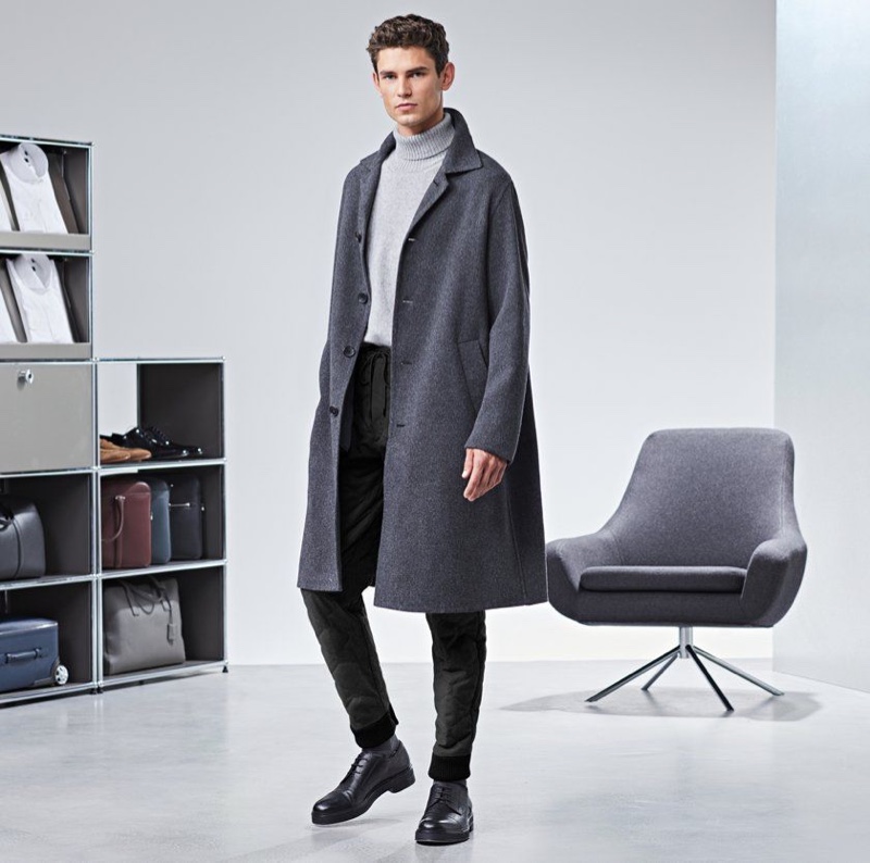 Arthur Gosse dons an oversized gray coat by BOSS.