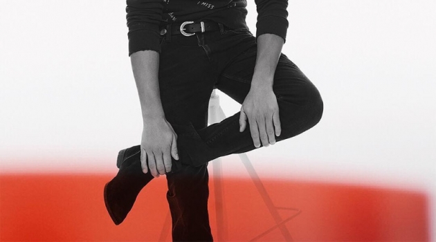 What to Wear with Black Jeans Going casual, Pepe Barroso Silva sports a graphic pullover with Replay's black denim jeans.