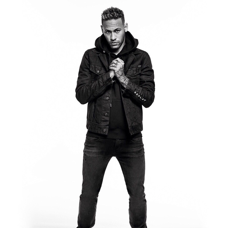 Neymar Jr. wears black jeans from Replay.
