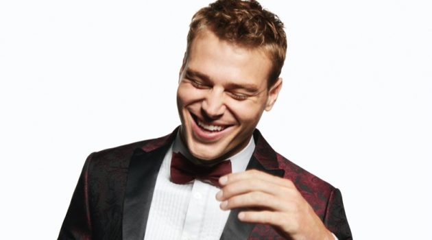 Matthew & Salomon Rock Essential Style for Express Holiday '19 Campaign Matthew & Salomon Rock Essential Style for Express Holiday '19 Campaign
