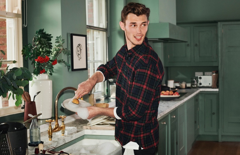 Kit Butler tidies up in the kitchen with H&M for the holidays.