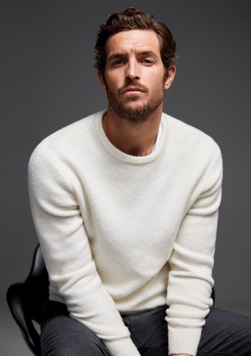 Justice Joslin dons a cream-colored sweater from Mango.