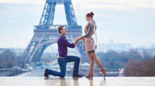 Awesome Places to Propose to Your Girlfriend Couple Engagement Paris Eiffel Tower