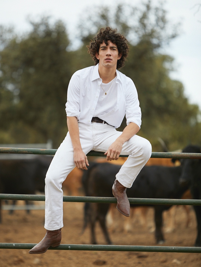 A vision in white, Jorge López rocks a Dolce & Gabbana shirt, American Vintage t-shirt, and Levi's jeans with a belt and cowboy boots by Friperie for GQ México.