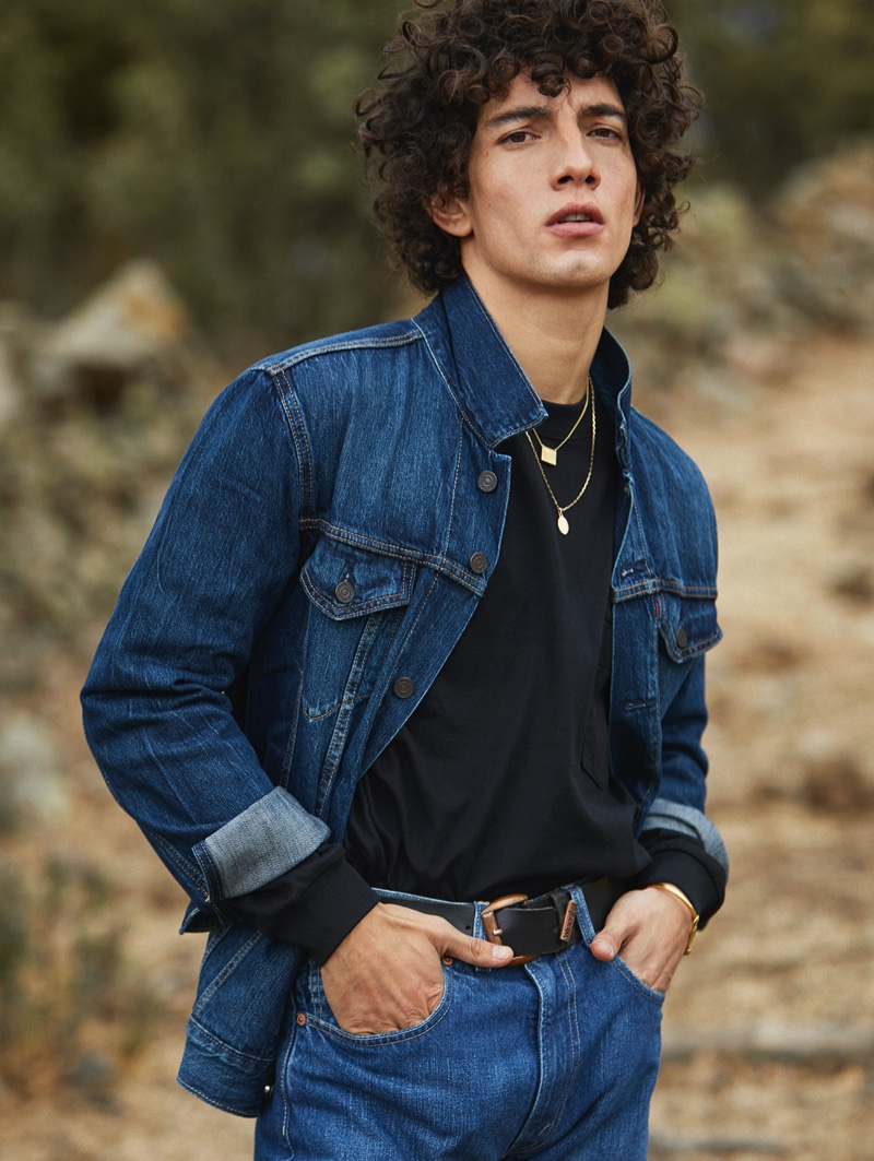 Doubling down on denim, Jorge López wears a jean jacket and jeans by Levi's with a UNIQLO shirt and Friperie belt for GQ México.