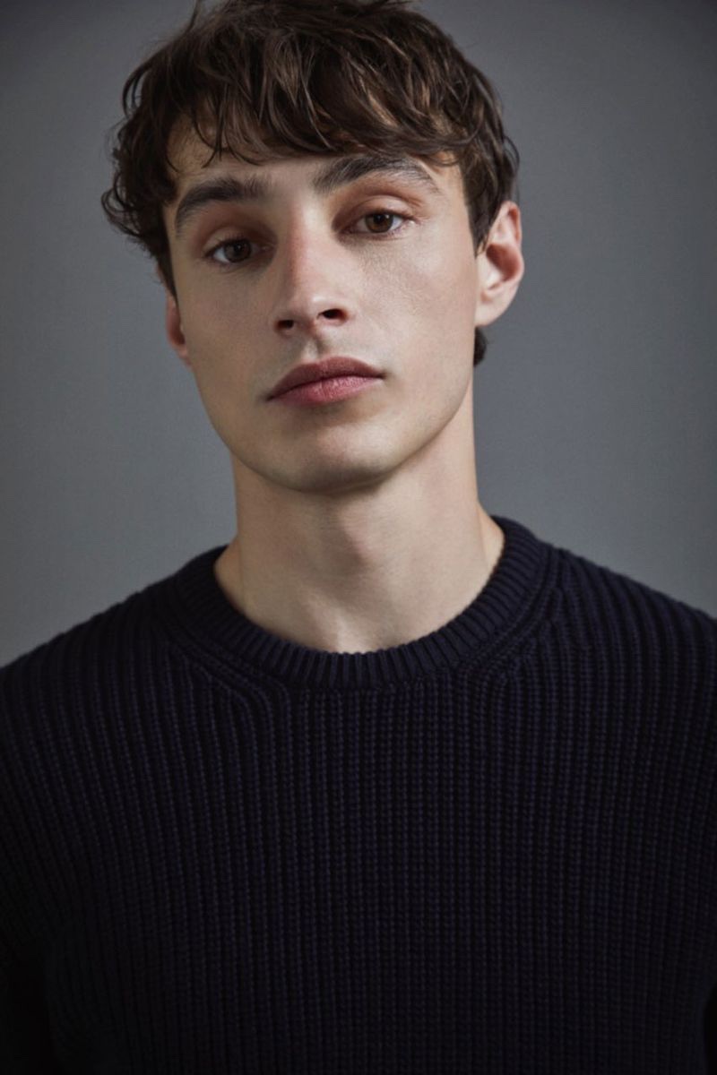 French model Adrien Sahores dons a textured knit sweater from Lefties. 