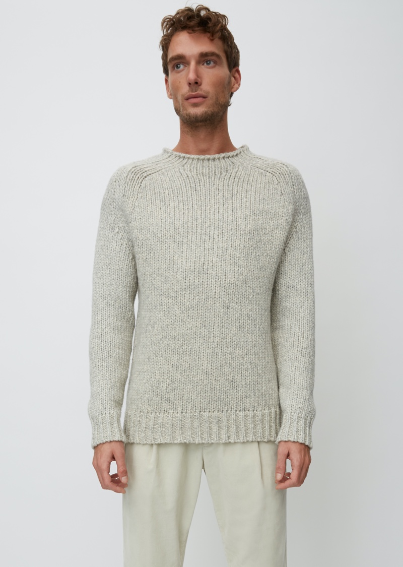Embracing neutrals, Nikola Jovanovic dons a sweater from Marc O'Polo's Christmas collection. » Nikola Jovanovic Celebrates a Green Christmas with Marc O'Polo Embracing neutrals, Nikola Jovanovic dons a sweater from Marc O'Polo's Christmas collection.