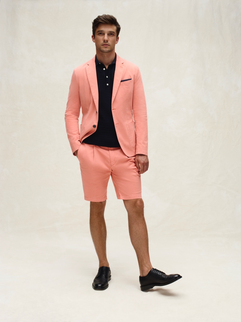 Donning a coral-colored short suit, Alexis Petit sports a chic look from Tommy Hilfiger's spring-summer 2020 collection.