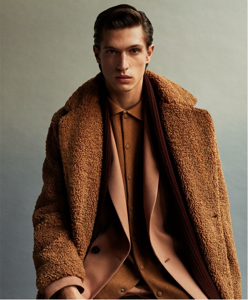 Drawn to rich brown hues, Edoardo Sebastianelli dons a standout look from Zara.