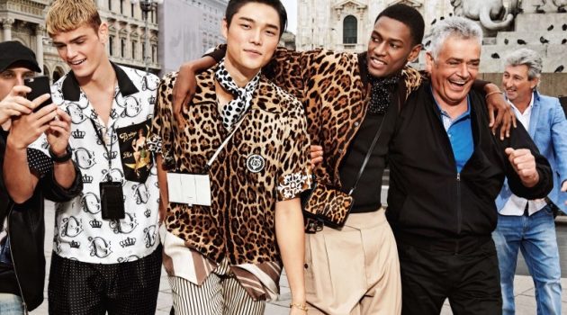 Paulo, Kim + More Take to Milan for Dolce & Gabbana Spring '20 Campaign Mattia Giovannoni, Kim Jeong Woo, and Paulo Spencer front Dolce & Gabbana's spring-summer 2020 campaign.