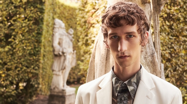Etienne & Romaine Take to Garden for Fendi Spring '20 Campaign A chic vision, Etienne de Testa appears in Fendi's spring-summer 2020 men's campaign.