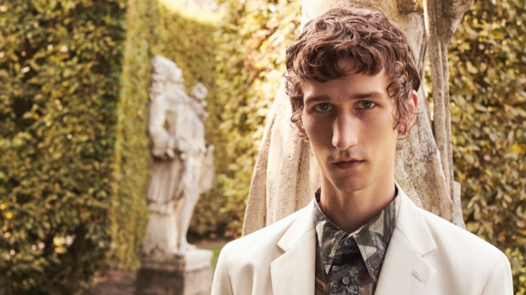 A chic vision, Etienne de Testa appears in Fendi's spring-summer 2020 men's campaign.