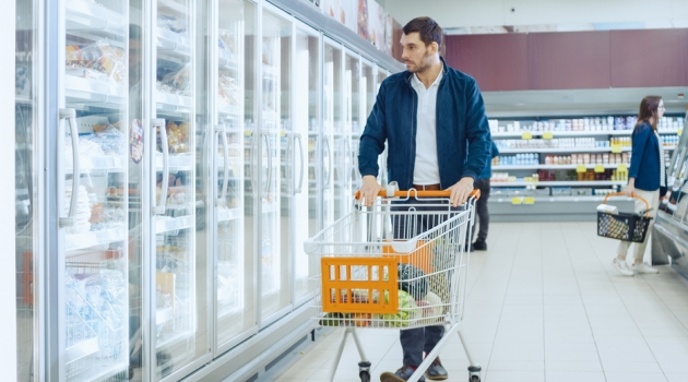 How to Save Money on Your Weekly Food Shopping: 4 Tips You Can Use Right Now Man Grocery Shopping