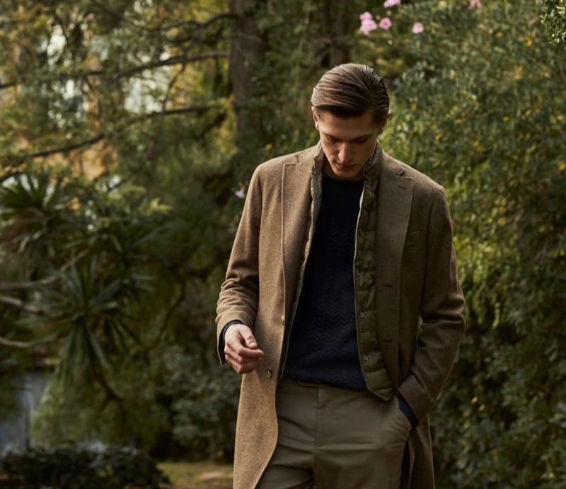 Venturing outdoors, Edoardo Sebastianelli dons a look from Massimo Dutti.