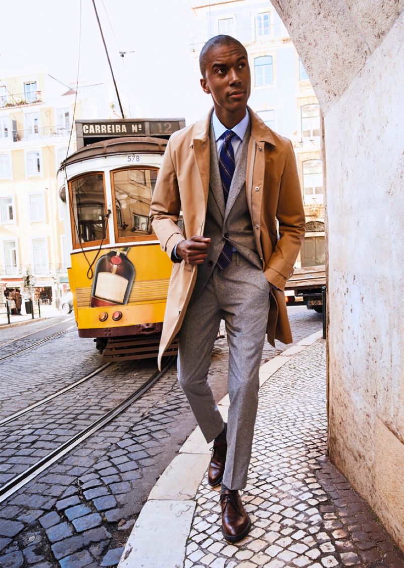 A suave vision, Claudio Monteiro dons a suiting number from Bonobos' spring-summer 2020 collection.