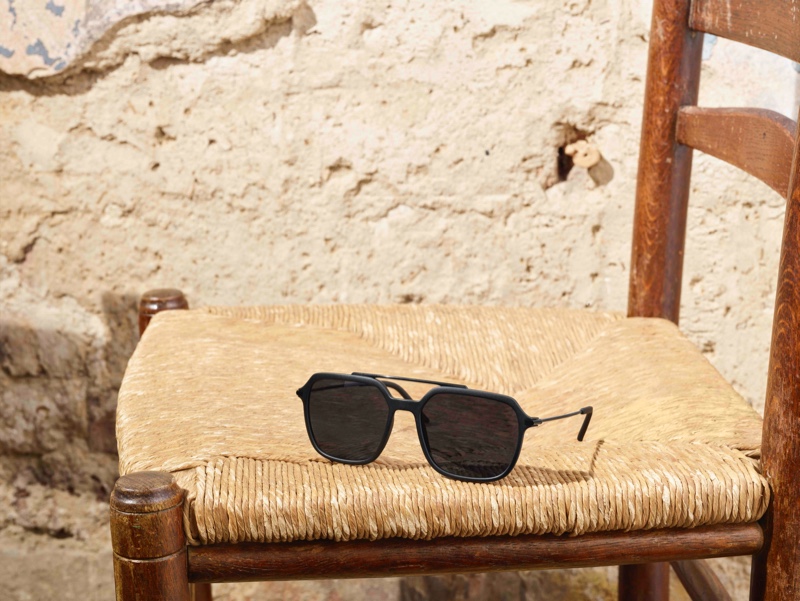 DG6129 - These versatile and modern boxy sunglasses have an ultralight nylon structure. The contemporary design is enhanced by sophisticated details: the front is topped by a slim metal double bridge, while the ultra-slim tubular temples are finished with nylon fibre tips bearing the Dolce & Gabbana logo. The model is available in three colour versions with muted shades, such as bronze combined with brown lenses, grey with black lenses and matte black with polarized black lenses.