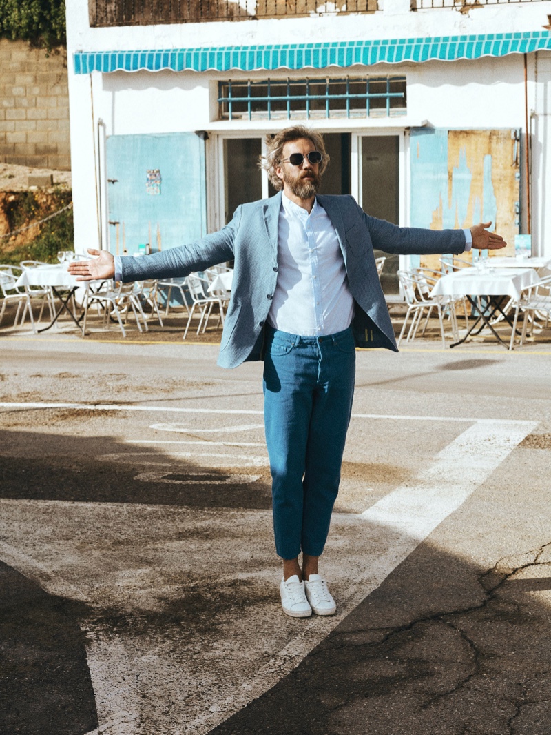 Felix wears jacket Custo Barcelona, shirt and pants American Vintage.