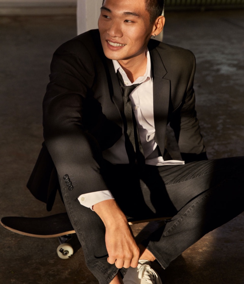 All smiles, Kamui Tanaka dons H&M Freefit skinny jeans with a smart blazer.
