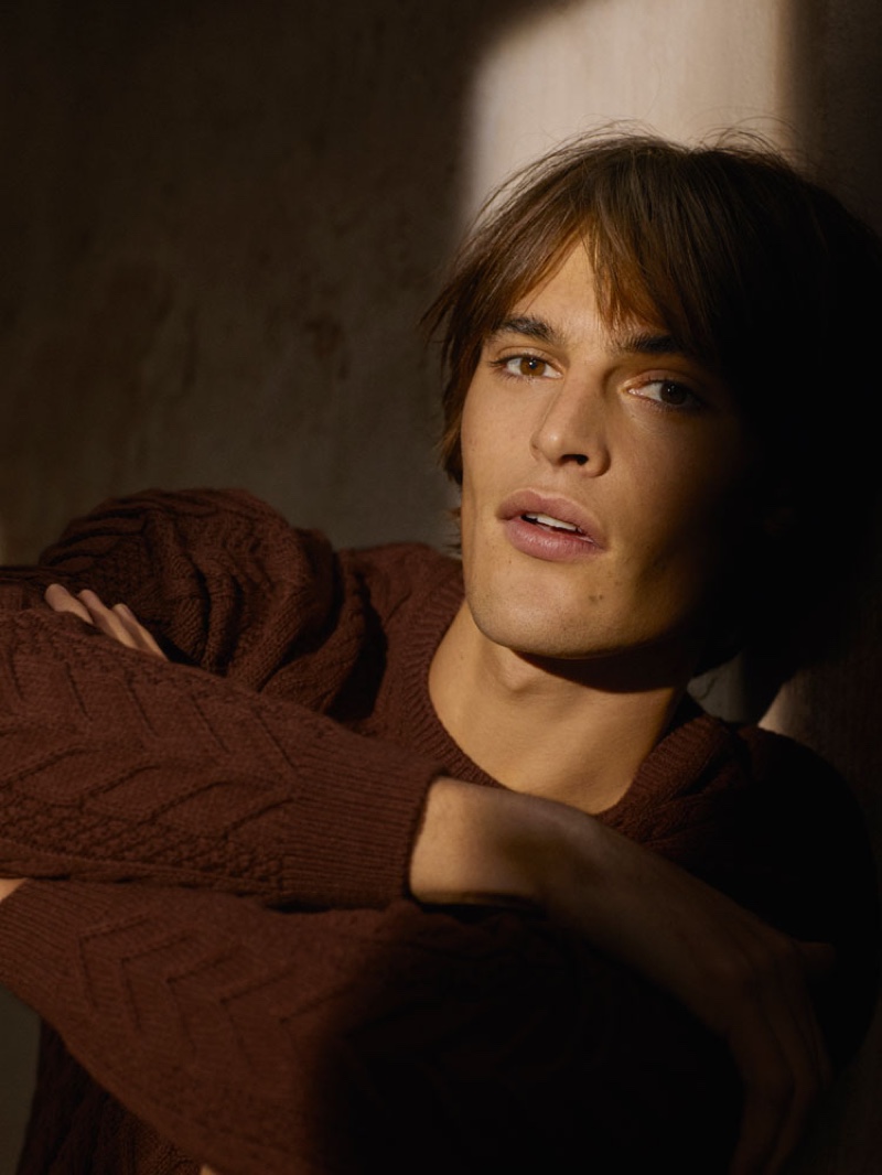 Donning a burgundy cable-knit sweater, Parker van Noord stars in an outing for Massimo Dutti Scents.