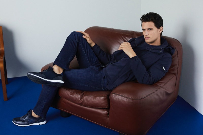 Opting for a casual business look ala Friday, Garrett Neff models a look from Pedro del Hierro for its spring-summer 2020 campaign. » Garrett Dons Office Style for Pedro del Hierro Spring '20 Campaign Opting for a casual business look ala Friday, Garrett Neff models a look from Pedro del Hierro for its spring-summer 2020 campaign.