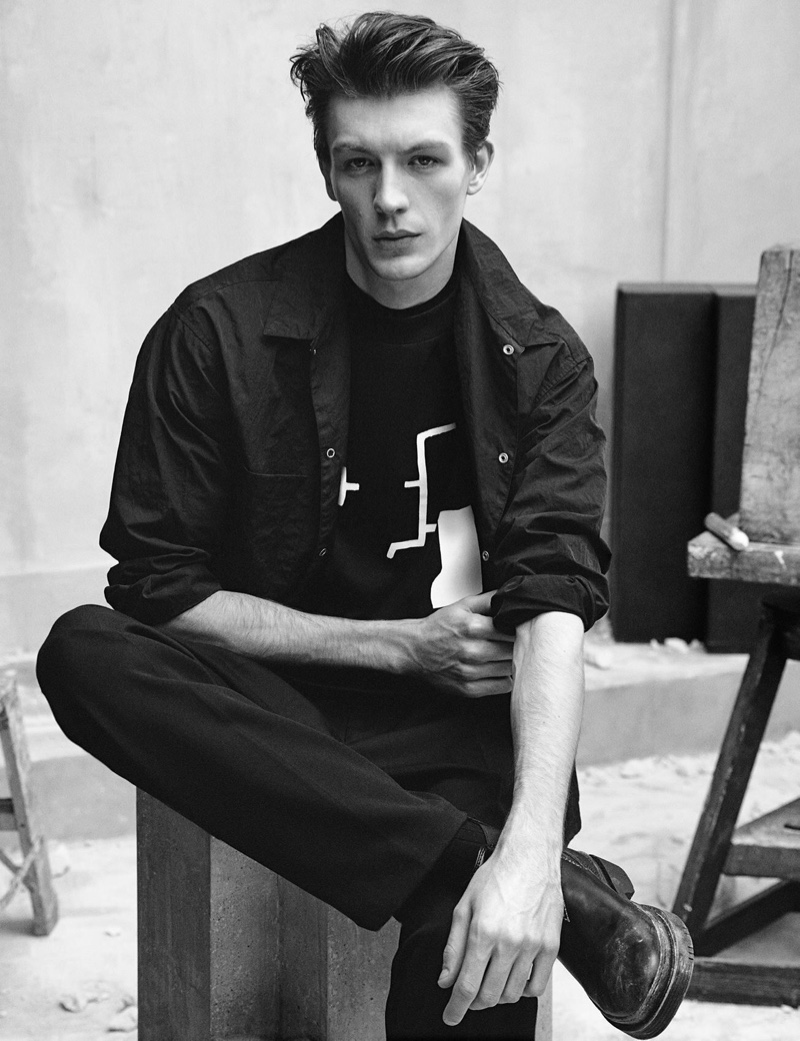 Model Finnlay Davis links up with Zara to highlight its new Chillida collection.