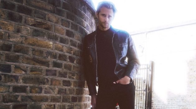 Alexander Skarsgård Returns for Clarks Spring '20 Campaign Actor Alexander Skarsgård reunites with Clarks for its spring-summer 2020 campaign.