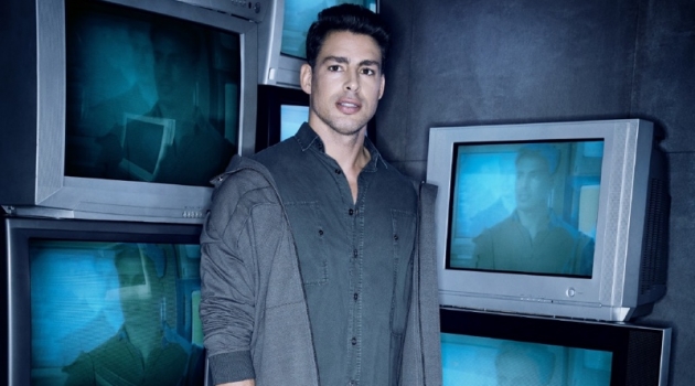 Cauã Reymond is Connected for Colcci Fall '20 Campaign Cauã Reymond goes casual for Colcci's fall-winter 2020 campaign.
