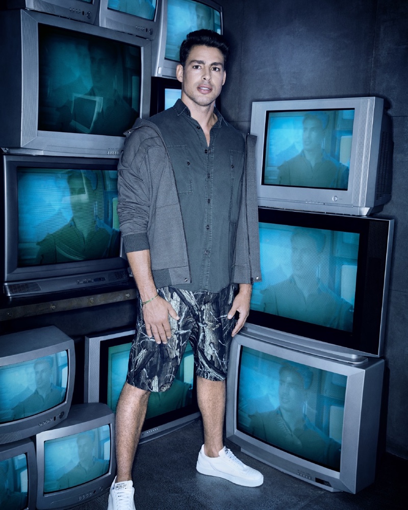 Cauã Reymond goes casual for Colcci's  fall-winter 2020 campaign.
