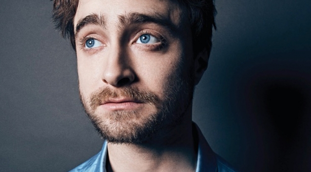 Daniel Radcliffe Covers Esquire México, Reflects on Being a Child Star Actor Daniel Radcliffe connects with Esquire México for its March 2020 issue. He dons a blue shirt by Versace.