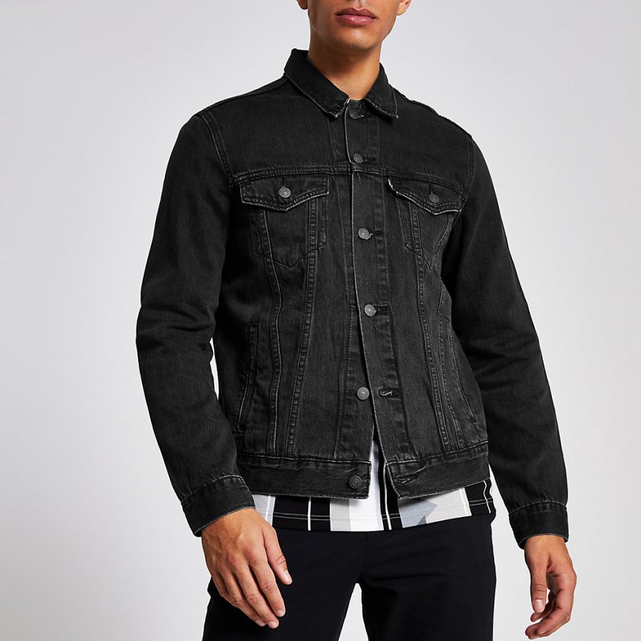 Mens Levi’s black denim trucker jacket | The Fashionisto