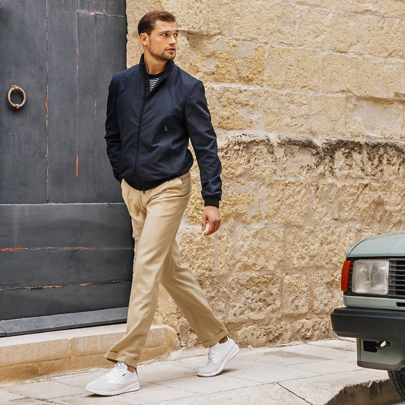 Taking a stroll in a smart casual look, Stefan Pollmann appears in the GEOX spring-summer 2020 campaign.