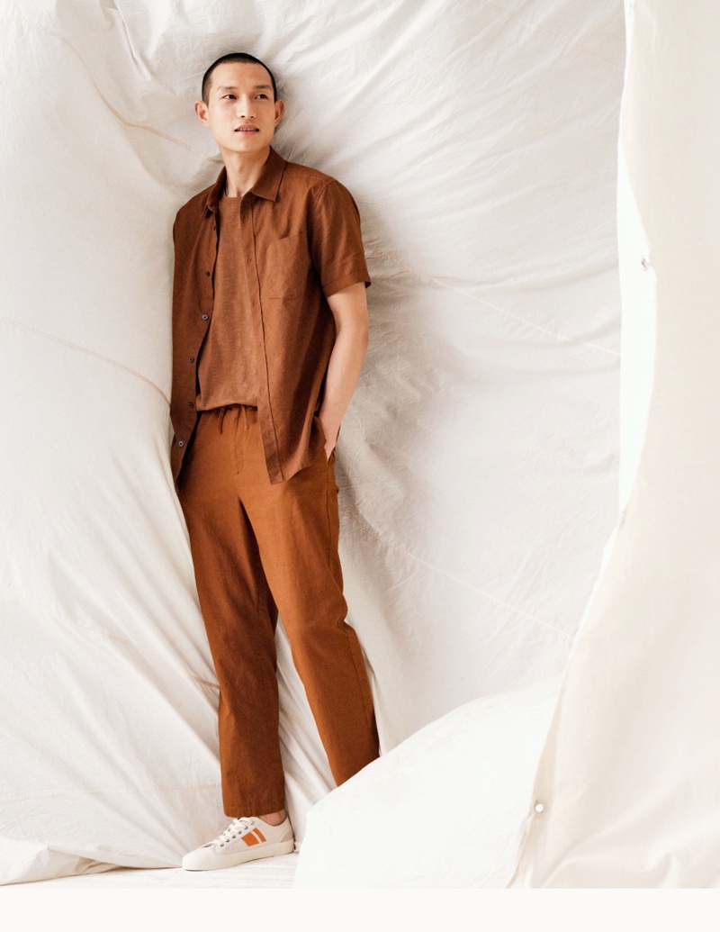 Tackling chic linen fashions, Zhang Wenhui sports relaxed fit linen pants and a t-shirt with H&M's  slim-fit linen-blend shirt.