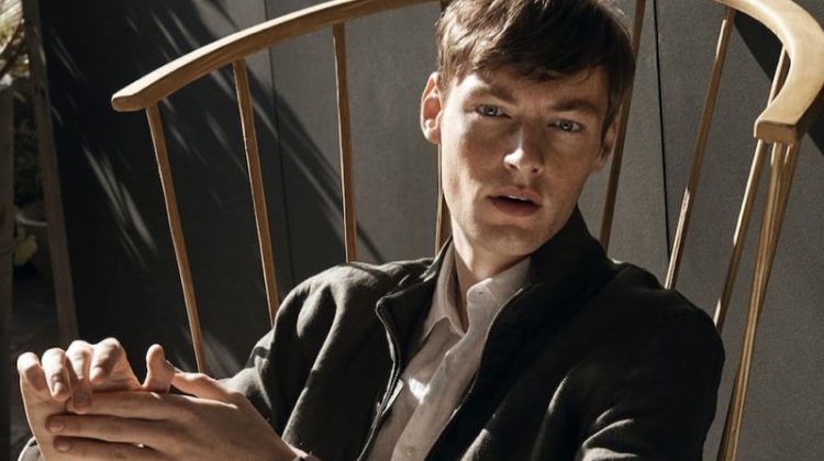 Roberto Sipos dons a linen jacket, shirt, and trousers from Massimo Dutti.