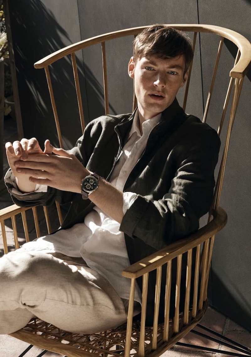 Roberto Sipos dons a linen jacket, shirt, and trousers from Massimo Dutti.