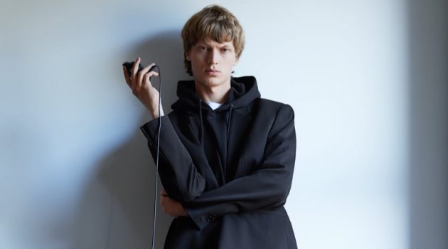 Jonas & Malick Model Fresh New Zara Arrivals Mixing relaxed and tailored clothing, Jonas Glöer wears a spring-summer 2020 look from Zara.