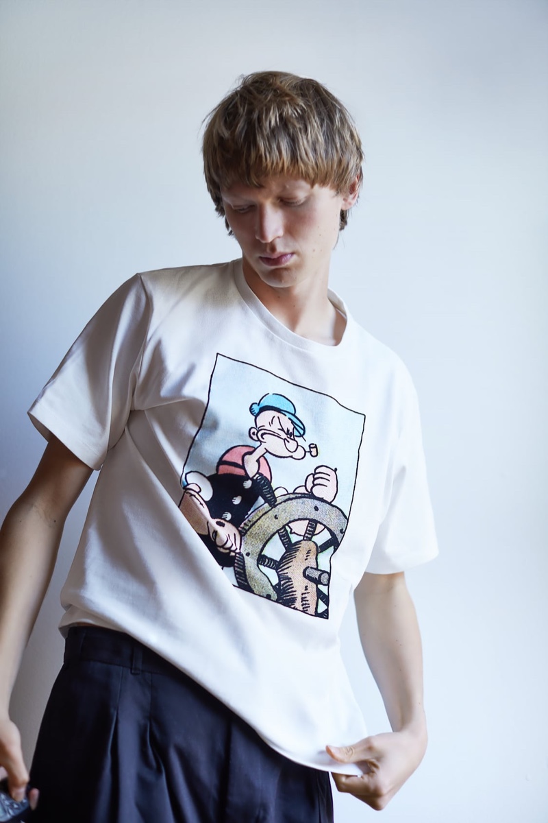 Going casual, Jonas Glöer rocks a Popeye graphic tee from Zara.