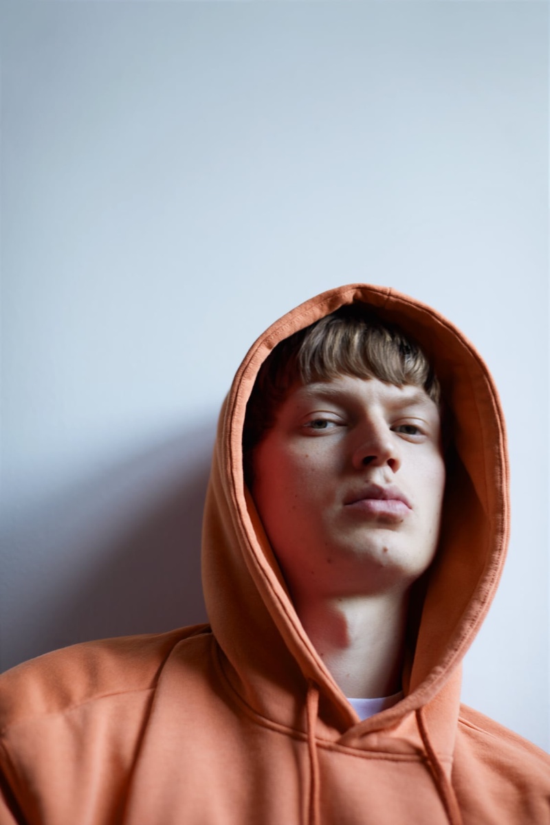 Appearing in a moody image, Jonas Glöer rocks a short-sleeve oversized hoodie by Zara.