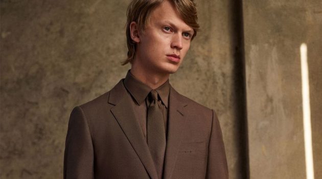 Jonas & Thibaud Showcase Dashing Style in Ermenegildo Zegna Made to Measure Top model Jonas Glöer is front and center in an elegant brown suit from Ermenegildo Zegna Made to Measure.