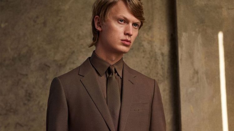 Top model Jonas Glöer is front and center in an elegant brown suit from Ermenegildo Zegna Made to Measure.