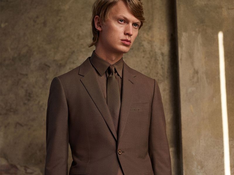 Top model Jonas Glöer is front and center in an elegant brown suit from Ermenegildo Zegna Made to Measure.