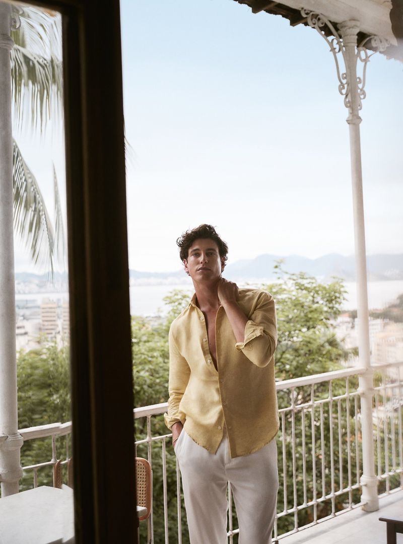 Lucas Muller dons a relaxed linen look for Frescobol Carioca's spring-summer 2020 campaign.