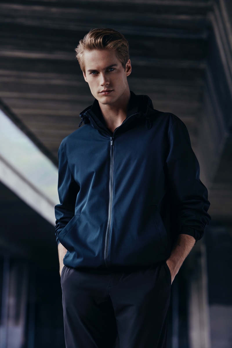 Neels Visser embraces a sporty look from Mango's spring-summer 2020 Improved collection.