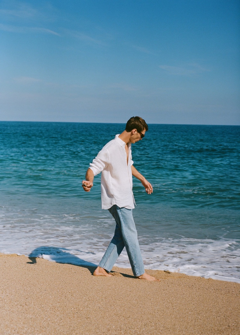 Taking to the beach, Clément Chabernaud dons a 100% linen shirt with Mango's light wash jeans.